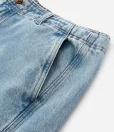 Pantalón de jean wide leg color celeste claro, con bolsillos embutidos y recortes marcados. Presenta bolsillos traseros tradicionales y ruedo sencillo.