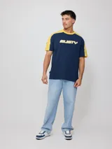 Pantalón de jean celeste de corte amplio, con tiro medio y bolsillos delanteros y traseros.