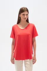 Blusa roja de poliamida, corte ancho y cuello en V.
