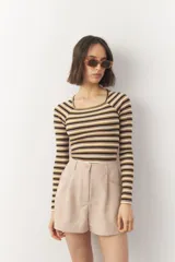 Short sastrero de tiro alto, pinzado, con bolsillos laterales y tela liviana, ideal para climas cálidos.