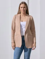 Blazer color beige, entallado, con cuello con solapa, abertura central con botón y bolsillos delanteros.