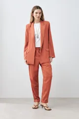 Blazer color ladrillo de lyocell con solapas, bolsillos delanteros y corte recto.