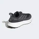 Championes de running Adidas Ultraboost color negro con detalles en gris. Cuentan con tecnología Climawarm, mediasuela Light Boost y suela de caucho Continental.