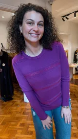 Sweater color violeta con cuello redondo y detalles de brillos horizontales.