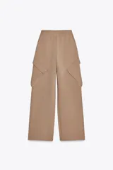 Pantalón color beige de tiro medio, corte ancho y bolsillos cargo laterales.