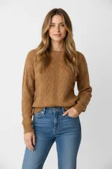 Sweater de acrílico color camel, con punto trenzado en el frente y mangas, cuello redondo a la base y calce holgado.