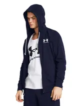 Campera Under Armour Rival Terry, color gris jaspeado, con cierre frontal completo, capucha con cordones ajustables y logo estampado en el pecho.