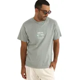 Remera verde de manga corta con estampado en el pecho con el logo de la marca Rhythm y motivos playeros.