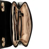 Cartera Guess modelo Daryna II, color negro, con correa de cadena dorada y logo triangular dorado en el frente.