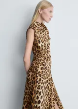 Vestido midi camisero sin mangas con estampado animal print y dos bolsillos de parche en el pecho.