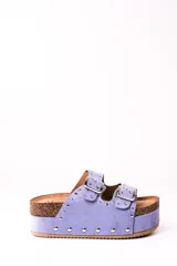Sandalias de plataforma color lila con tachas plateadas y hebillas ajustables.