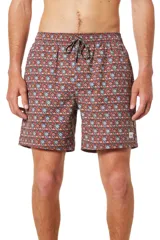 Short de baño color ladrillo con estampado de flores azules y rojas. Tiene cintura elástica con cordón ajustable.
