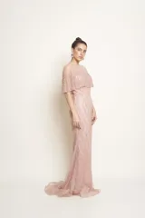 Vestido largo de tul color rosa pálido, con sobrecapa y bordado de perlas y piedras.