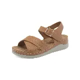 Sandalias de cuero sintético color marrón claro, con plataforma baja y tiras cruzadas en el empeine.