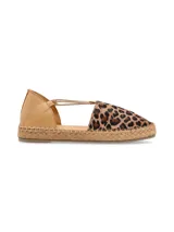 Alpargata de cuero con estampado animal print, tiras de ajuste con elástico, forro y plantilla de cuero, y suela de yute.