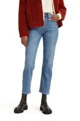 Pantalón de jean celeste de corte recto, tiro alto y cierre con botones.