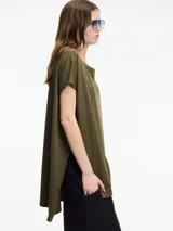 Remera blanca de algodón, corte amplio y largo irregular con tajos laterales.