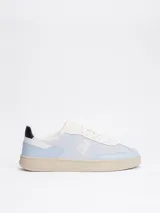Zapatillas urbanas Tommy Hilfiger color celeste con detalles en blanco y suela color crema.