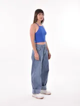 Musculosa negra con cuello halter y espalda descubierta.