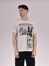 Remera manga corta color gris con estampa de la ciudad de Los Ángeles.