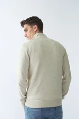 Sweater verde con medio cierre, tejido en buttoné, de manga larga y calce regular.