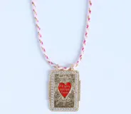 Collar dorado con dijes rectangulares con diseños esmaltados de sol, cactus y planeta, y dije de corazón con strass.