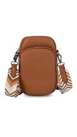 Bandolera pequeña tipo 'phone bag' de símil cuero color rosado pálido, con cierre de cremallera y correa ancha de tela con diseño de chevron en tonos claros.