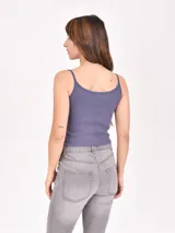 Musculosa gris con breteles finos y bordado de un cangrejo rojo en el pecho.