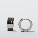 Par de aros tipo argolla de acero plateado con diseño de tres líneas horizontales.