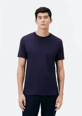 Remera básica de manga corta color gris claro, con cuello redondo.