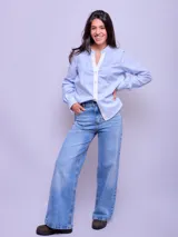 Camisa celeste a rayas verticales con cuello mao y cierre frontal con botones.