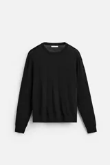 Jersey negro de lana con acabado mercerizado, corte relaxed fit, cuello redondo y manga larga con terminaciones en rib.