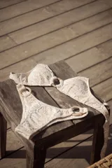 Conjunto de bikini turquesa con textura acanalada, compuesto por un corpiño triangular con argolla central y una bombacha vedetina con argollas en los laterales.