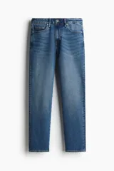 Pantalón de jean de corte recto, color azul medio, con cinco bolsillos y cierre con botón y cremallera. Confeccionado en denim de algodón con leve stretch.