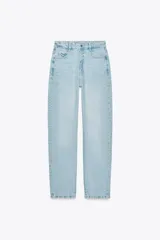 Pantalón de jean gris oscuro, de corte mom fit, tiro alto y largo tobillero. Cuenta con cinco bolsillos, cierre frontal con cremallera y botón.