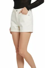Short de jean color blanco, de tiro alto y corte ajustado.
