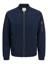 Campera bomber azul marino de corte clásico, con cuello y puños acanalados, cierre frontal con cremallera, bolsillos laterales con cremallera y bolsillo en la manga.