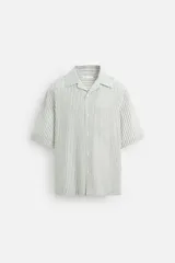 Camisa de hombre relaxed fit con cuello bowling y manga corta, confeccionada en tejido fluido con mezcla de viscosa a rayas verticales en tonos verde y blanco.