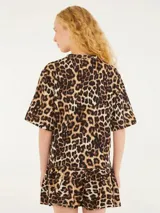 Vestido corto con estampado de leopardo, confeccionado en tejido liviano. Cuenta con escote redondo, mangas cortas y bajo en capas con acabado ondulado.