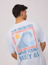 Remera celeste de algodón con estampado del logo de la marca Rusty en el frente y la espalda.