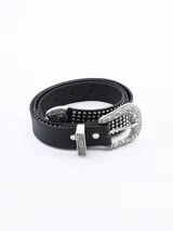 Cinto negro con hebilla plateada estilo western y tachas plateadas.
