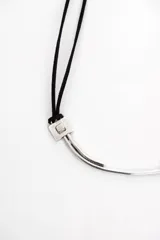 Collar con cordón negro ajustable y dije circular plateado.