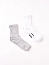 Pack de dos pares de medias de caña corta, un par color gris y otro par color blanco, con logo de la marca en el tobillo.