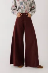 Pantalón jean color borgoña, de corte wide leg y tiro alto.