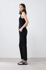 Pantalón chino negro de corte recto, con bolsillos laterales y traseros.