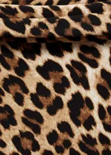 Vestido corto con estampado animal print, escote barco y mangas largas.