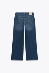 Pantalón de jean azul oscuro, de corte recto y tiro medio, con cinco bolsillos, efecto lavado y cierre frontal con cremallera y botón.