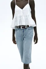 Bermuda de denim celeste, corte recto, tiro bajo y largo a la rodilla.