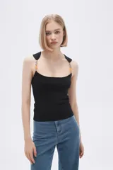 Musculosa celeste de punto canale con cuello recto y tirantes anchos decorados con cuentas de madera.