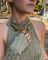 Anillo dorado con diseño irregular que simula un pétalo.